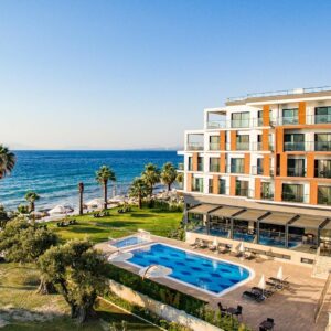 Kuşadası Maia Luxury Beach & Spa Hotel 1 Gece 2 Kişi Yarım Pansiyon Konaklama 